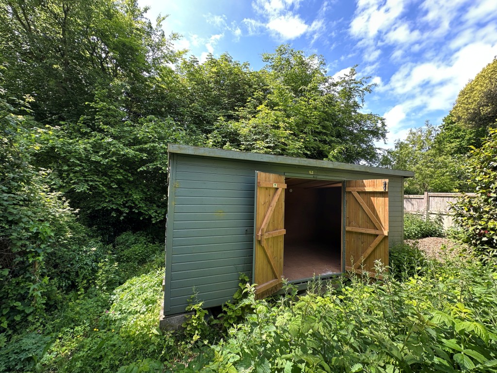 Lot: 125 - THREE-BEDROOM DETACHED HOUSE WITH POTENTIAL - Garden Shed